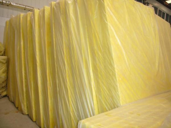 玻璃棉板分类及产品特征    玻璃棉板是玻璃棉的深加工的产品之一